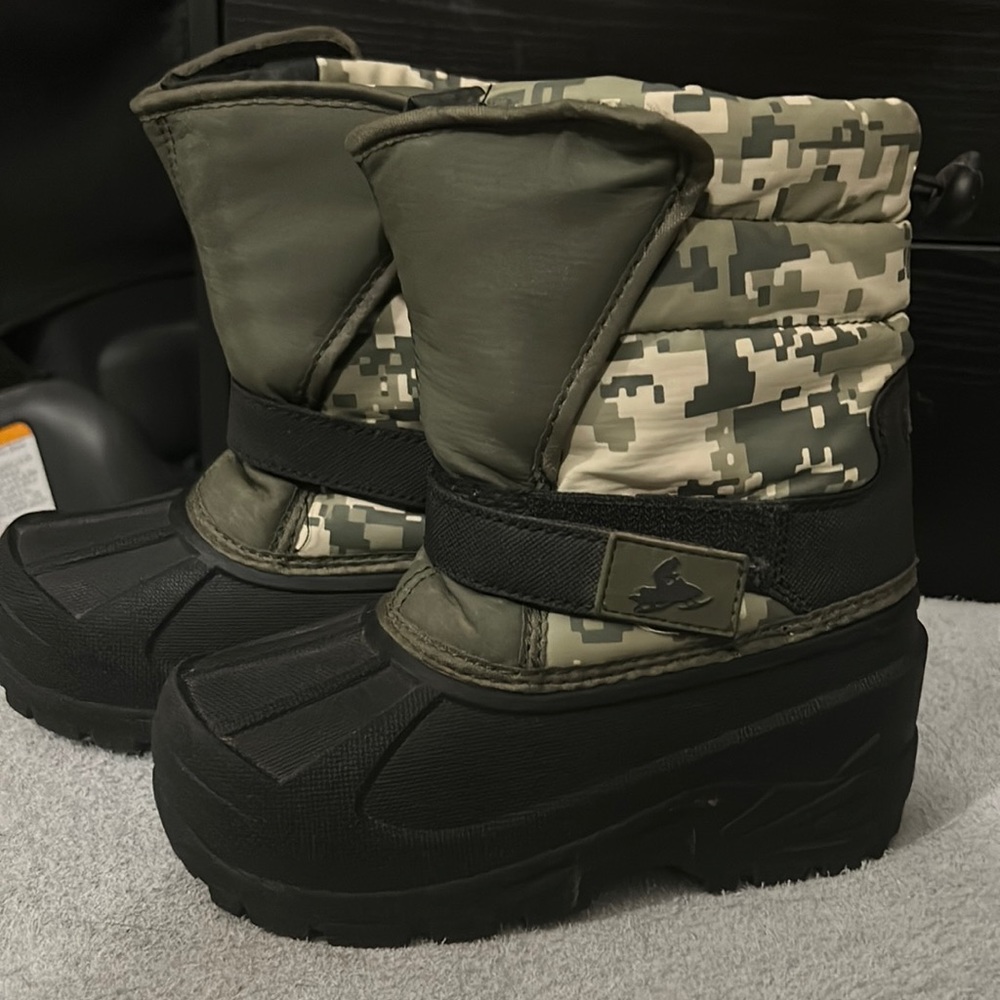 Snow boots